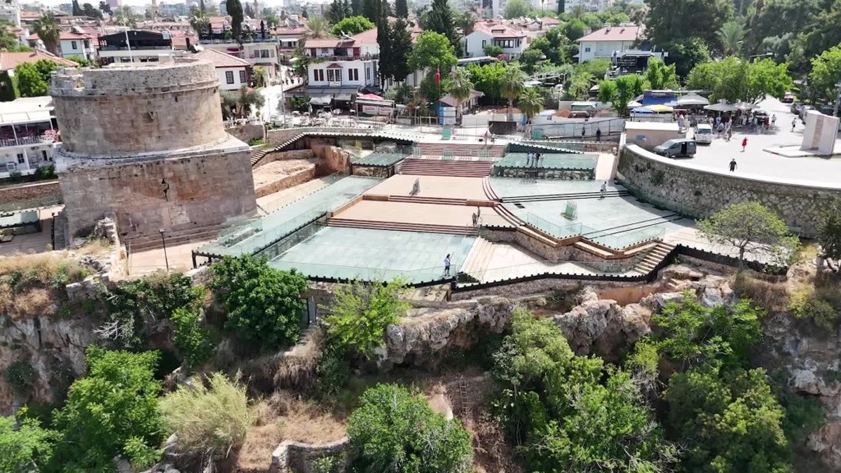 Antalya'da Hıdırlık Kulesi çevresi projesi tamamlanıyor: Roma dönemi eserleri sergilenecek