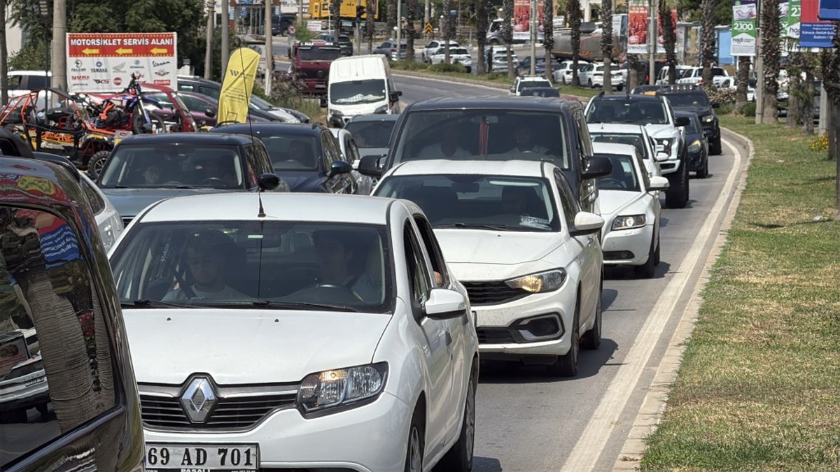 Bodrum'da bayram tatili bitiyor: 15 binden fazla araç ilçeden ayrıldı