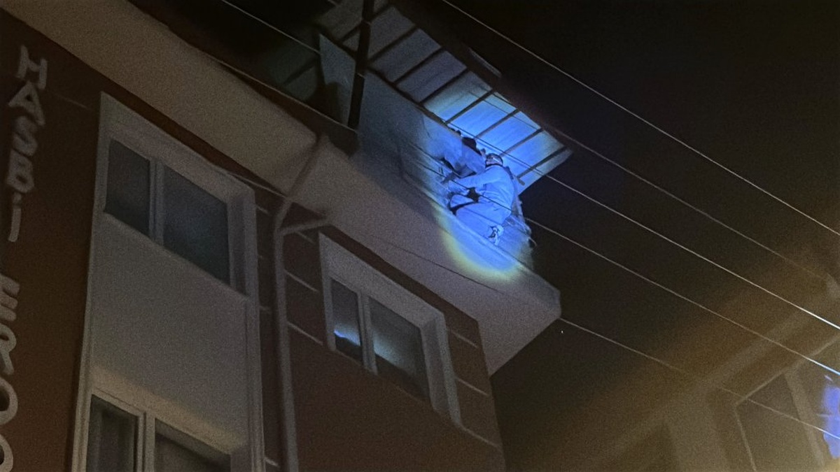 Kütahya'da çatıda intihar girişiminde bulunan kişi polis ekipleri tarafından kurtarıldı