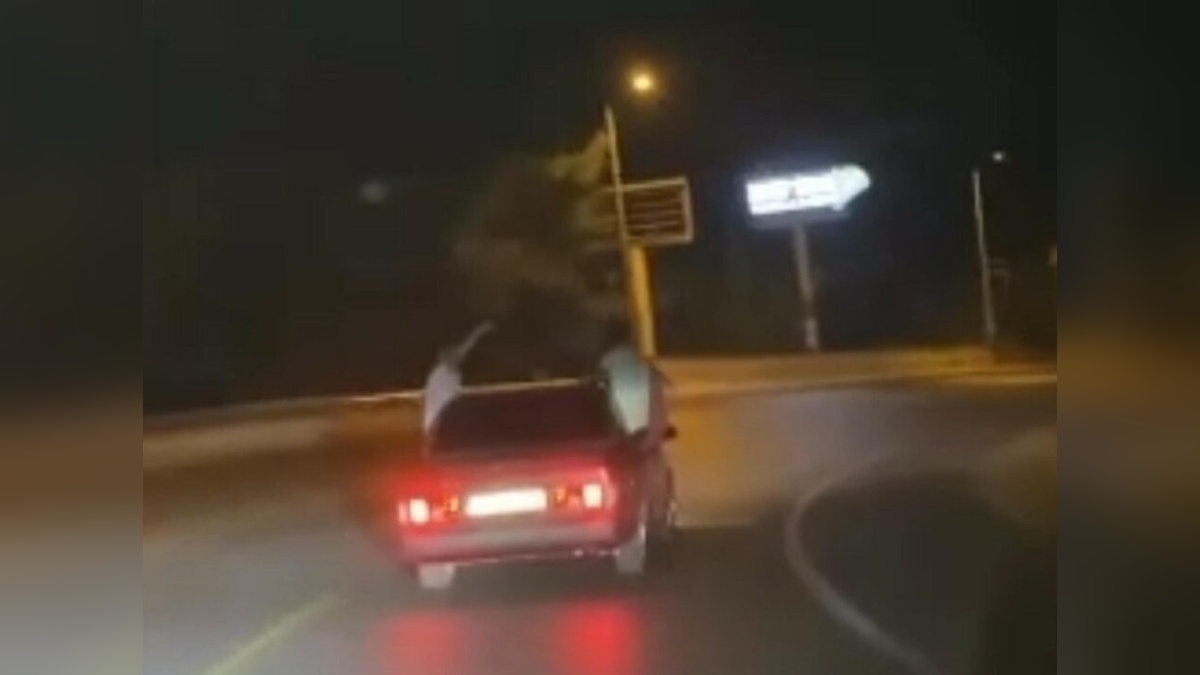 Fethiye'de otomobilin penceresinden sarkarak yolculuk yapan grup: Tehlikeli anlar kamerada