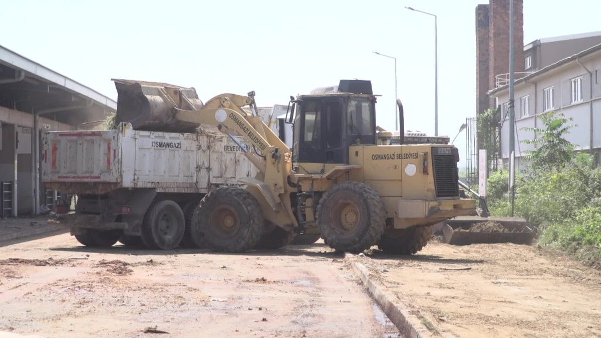 Osmangazi Belediyesi, Kurban Bayramı'nda kurban satış yerlerini temizledi