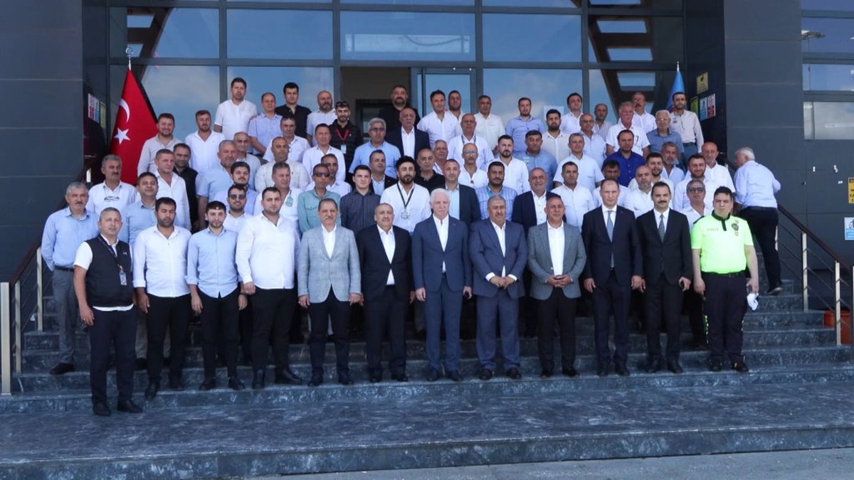 Vali Gül, İstanbul Havalimanı taksicilerini ziyaret etti: Bayramlaşma ve sorunların çözümü için söz verdi