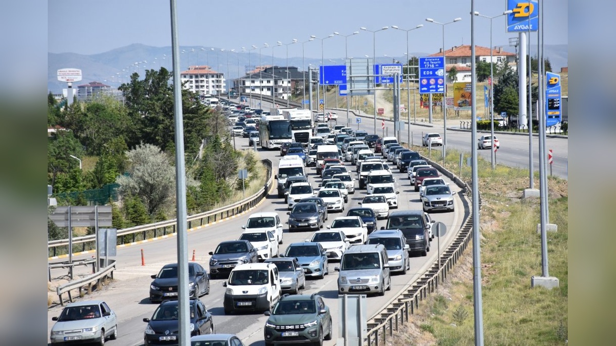 Kırıkkale'de bayram dönüşü trafik yoğunluğu