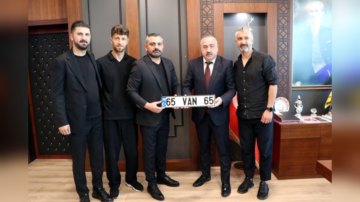 Van Emniyet Müdürü'nden Vanspor'a özel plaka hediyesi