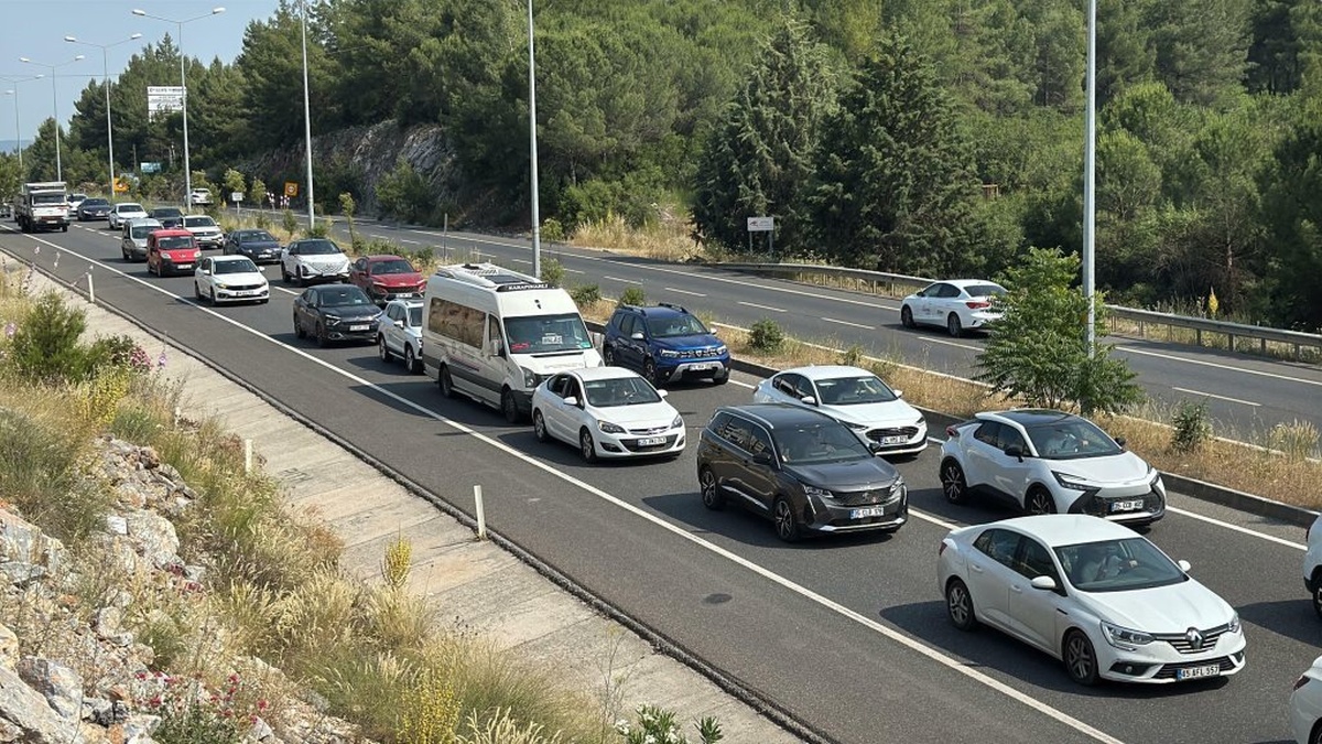 Muğla'da bayram dönüşü trafik yoğunluğu: 10 kilometrelik araç kuyruğu