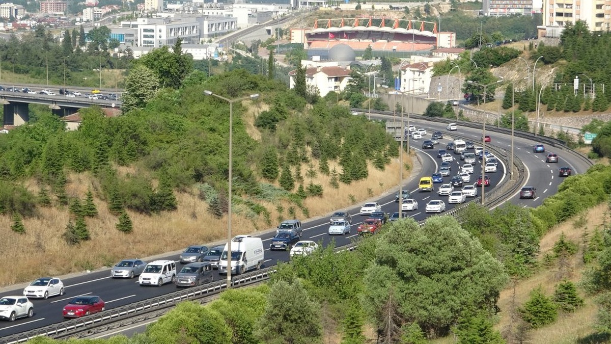 TEM Otoyolu İzmit geçişinde yoğunluk