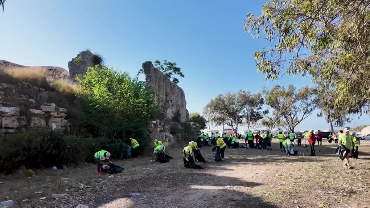 Mersin'de çevre temizliği etkinliği: Ayaş sahili gönüllülerle temizlendi