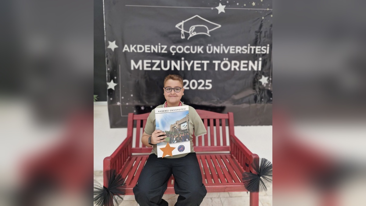 Hatay depremzede Üstün: Çocuk Üniversitesi'nden mezun oldu, pilot olmak istiyor
