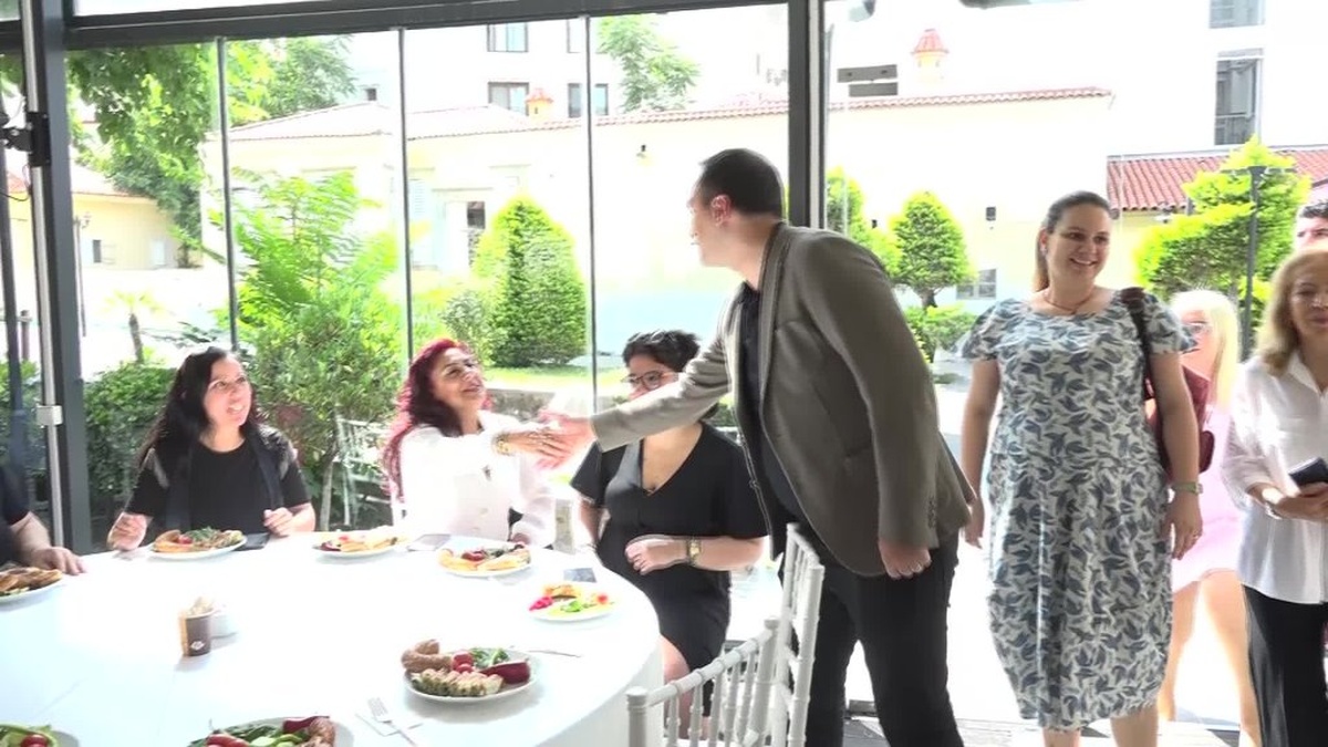 Bornova'da CHP'ye kadın üye akını: 'Kadınların özgürce yaşaması için olması gereken yer CHP'