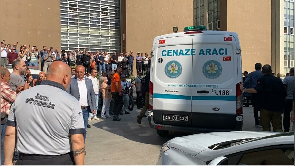 Manisa Büyükşehir Belediye Başkanı Zeyrek'in cenazesi ailesi tarafından alındı