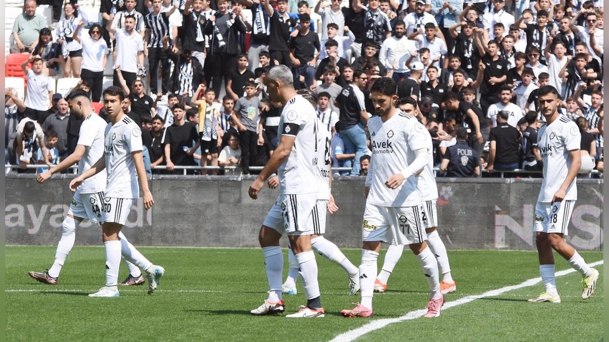 Altay'da futbolcular alacaklarını bekliyor