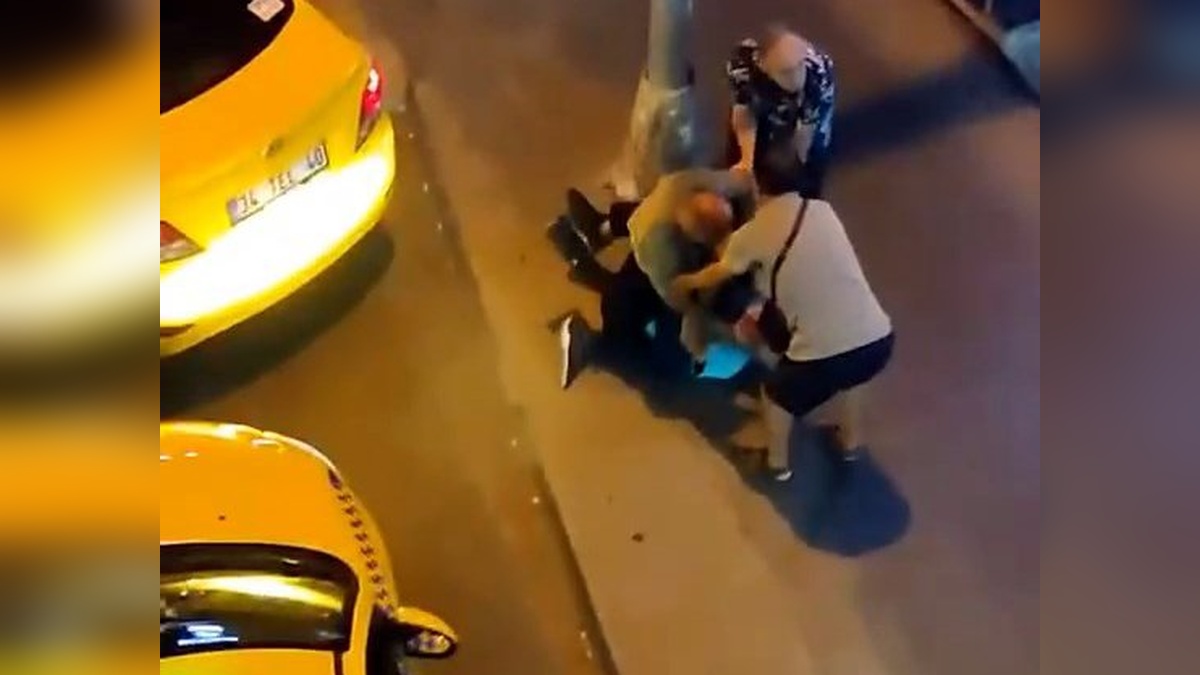 İstanbul'da taksi şoförleri arasında kavga: Cep telefonu kamerasına yansıdı