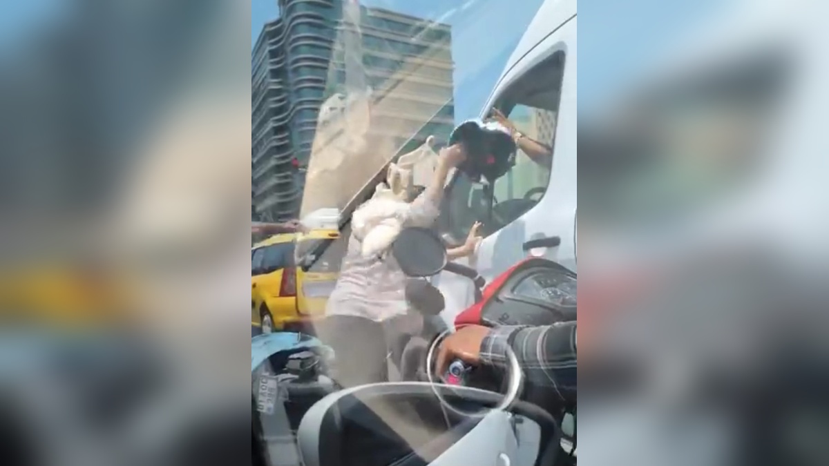Adana'da motosikletli kadın, kamyonet şoförüne kaskla saldırdı