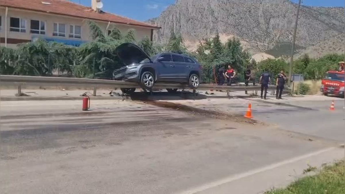 Amasya'da otomobil bariyerlere çarptı: 1 yaralı