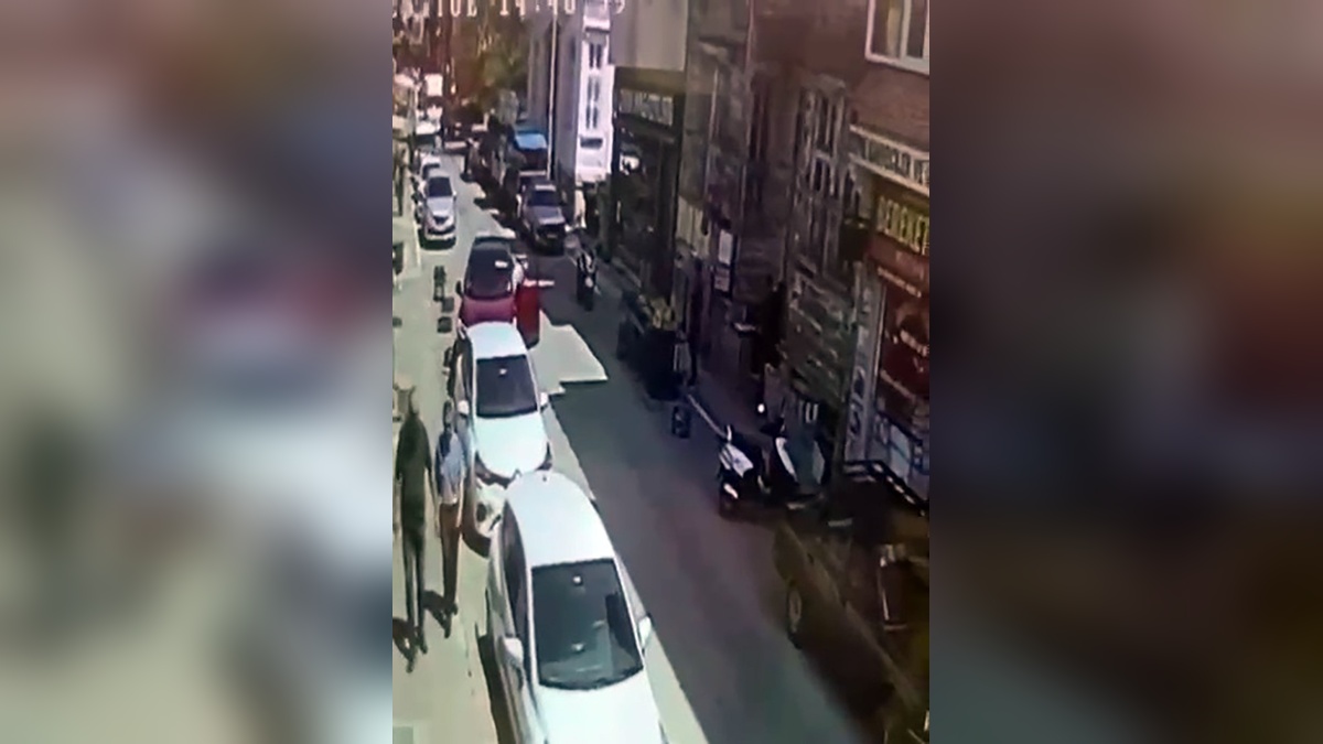 Edirne'de geri vites kazası: Mobilya mağazasına giren otomobil güvenlik kamerasında