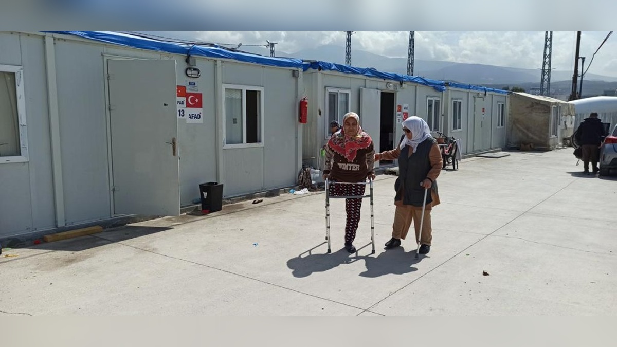 İskenderun'da depremzede anne: 'Ev hayalimi ve bacağımı kaybettim'