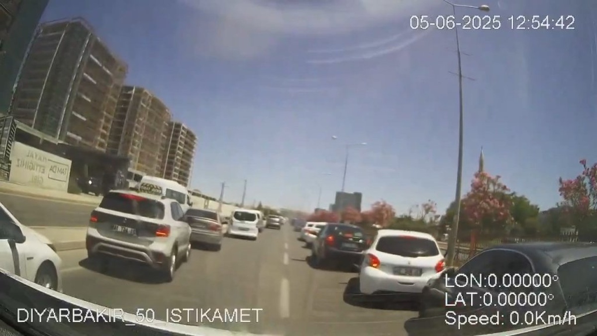Diyarbakır'da fermuar yöntemiyle ambulansa yol verildi: Acil hastaların hayatta kalma ihtimali yüzde 40 artıyor