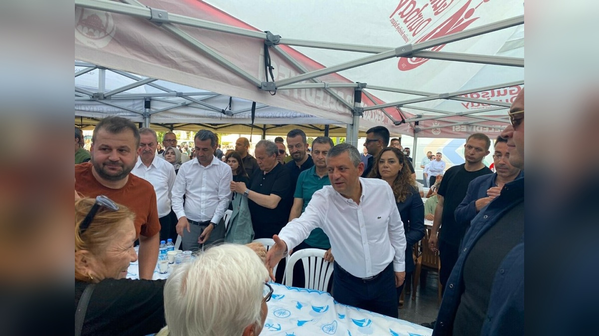 Özel, Cumhuriyet Meydanı'nda taziyeleri kabul etti