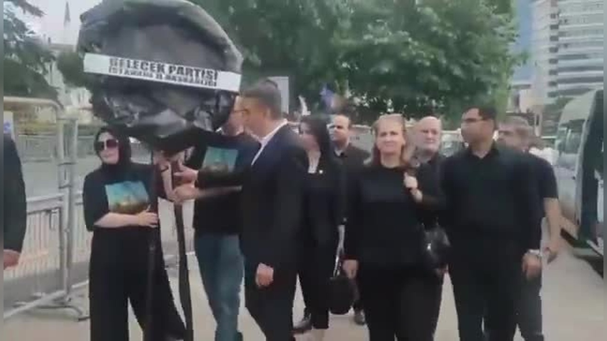 İsrail Başkonsolosluğu önünde siyah çelenk protestosu