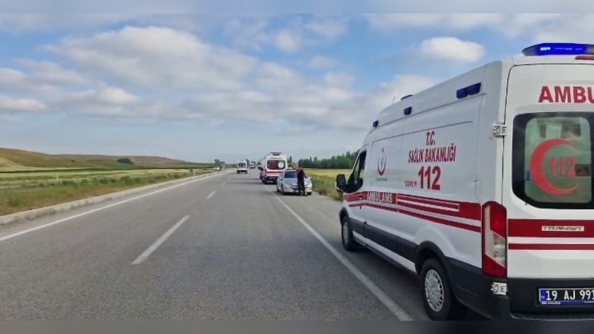 Alaca'da minibüs kazası: 1 ağır, 17 yaralı