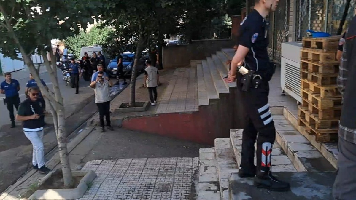 Bingöl'de 1 ton 700 kilo etiketsiz yoğurt ve tarihi geçmiş peynir imha edildi