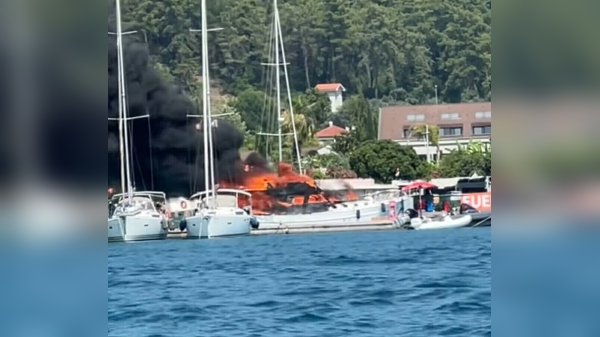 Fethiye'de marinada yangın: 'Efendi 1' isimli motoryat alevler içinde