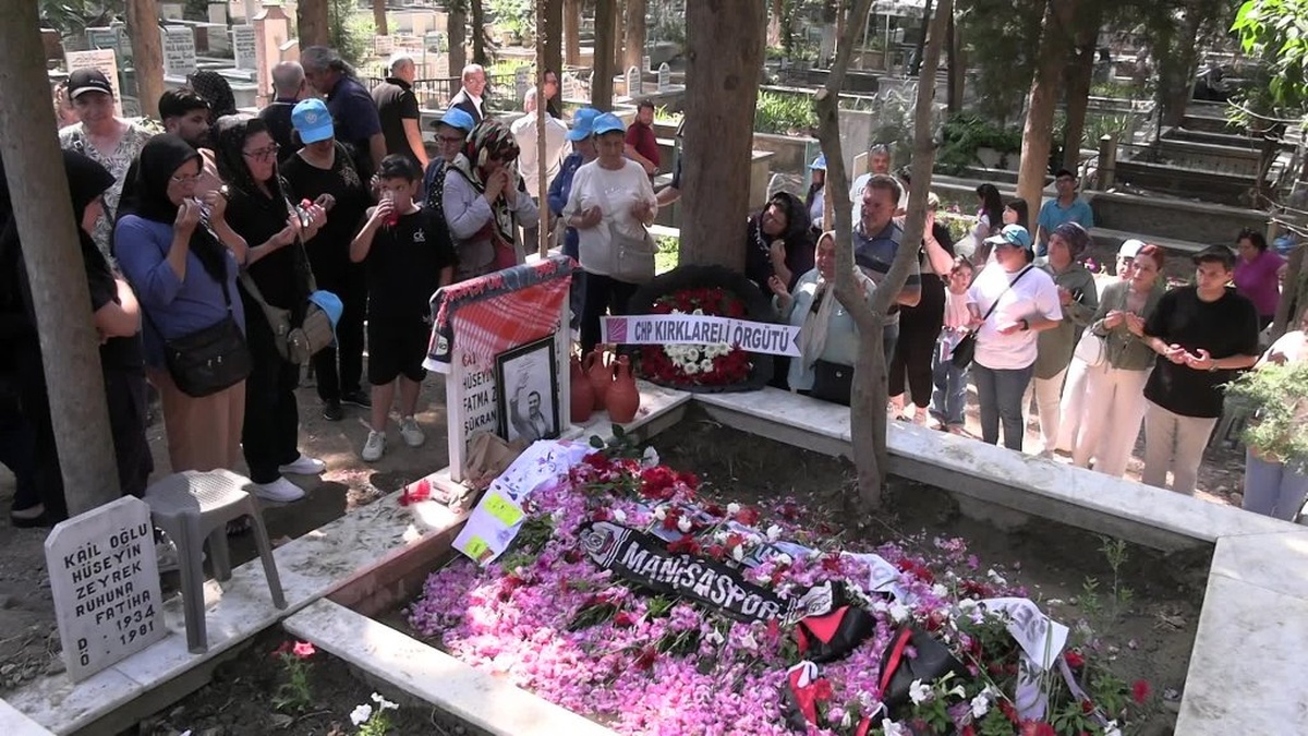 Manisa'da Ferdi Zeyrek'in kabri ziyaretçi akınına uğradı