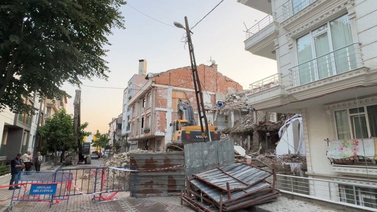 avcılar'da kentsel dönüşüm çalışması sırasında elektrik kesintisi