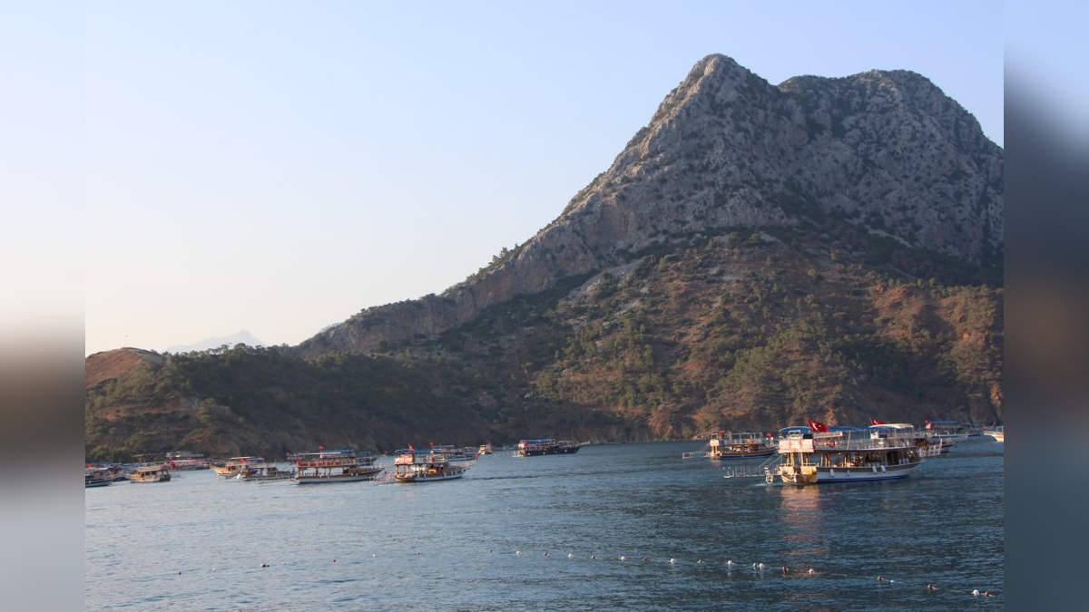 Adrasan teknecileri, yanaşma yeri talebiyle korna eylemi yaptı