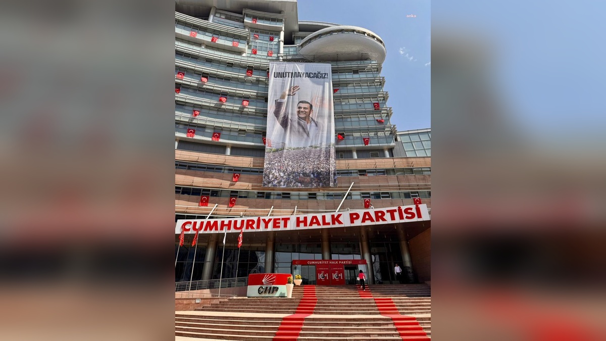 CHP Genel Merkezi'nde Ferdi Zeyrek'in fotoğrafı: "Unutmayacağız"
