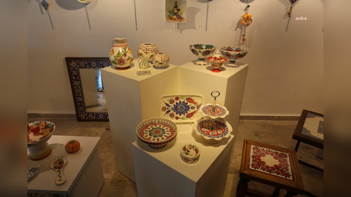 Karabağlar Belediyesi sanat kursları yıl sonu sergisi açıldı