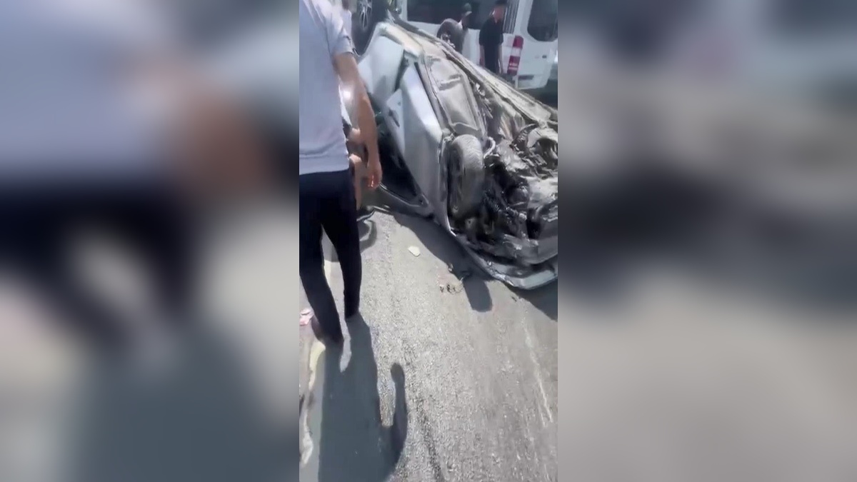Arnavutköy'de trafik kazası: Araç refüje çarpıp takla attı