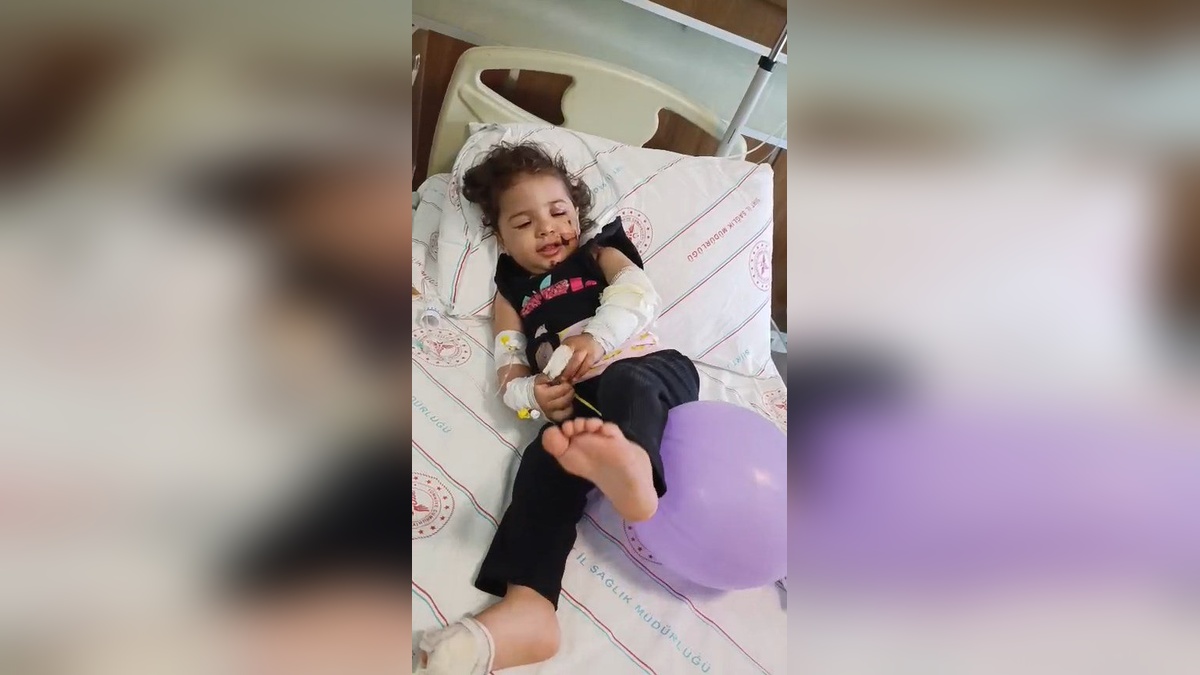 Siirt'te balkonundan düşen 1,5 yaşındaki Rabia Asel D., otomobilin üzerine düştü