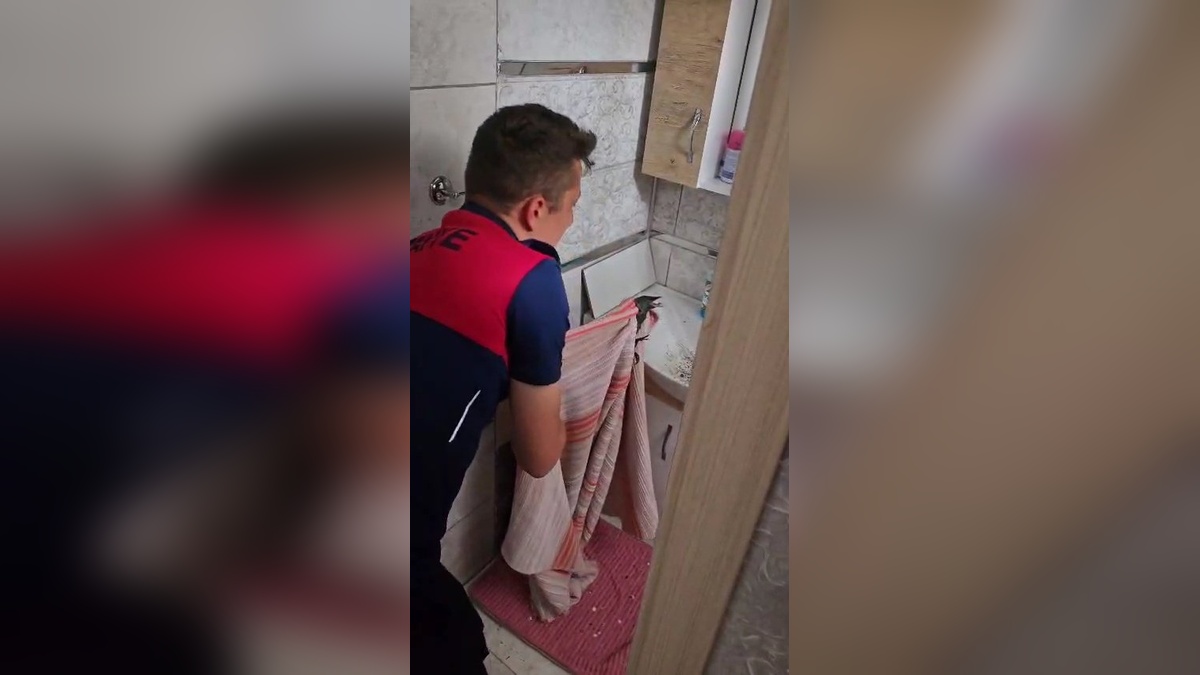 Alaplı'da bayramda eve giren karga, 2 gün banyoda mahsur kaldı