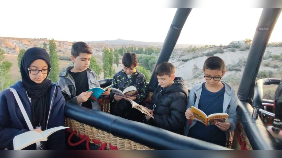 Kapadokya'da balonla kitap okuma etkinliği