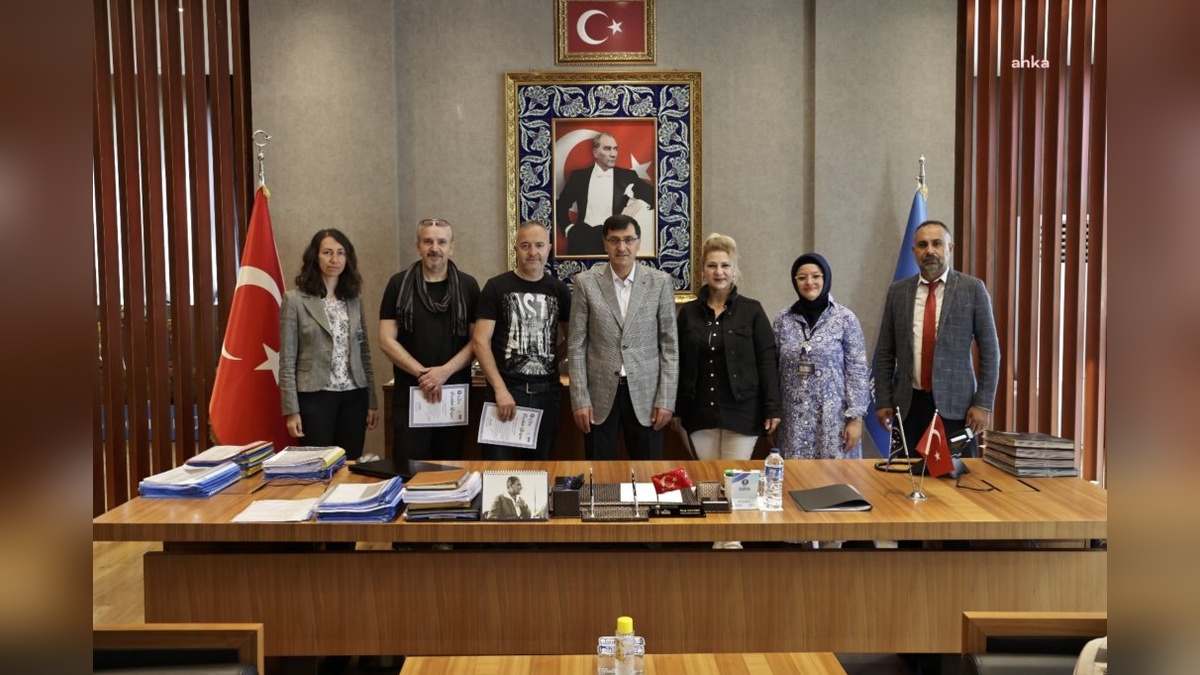 Kahveci, sanatçılara teşekkür belgesi verdi