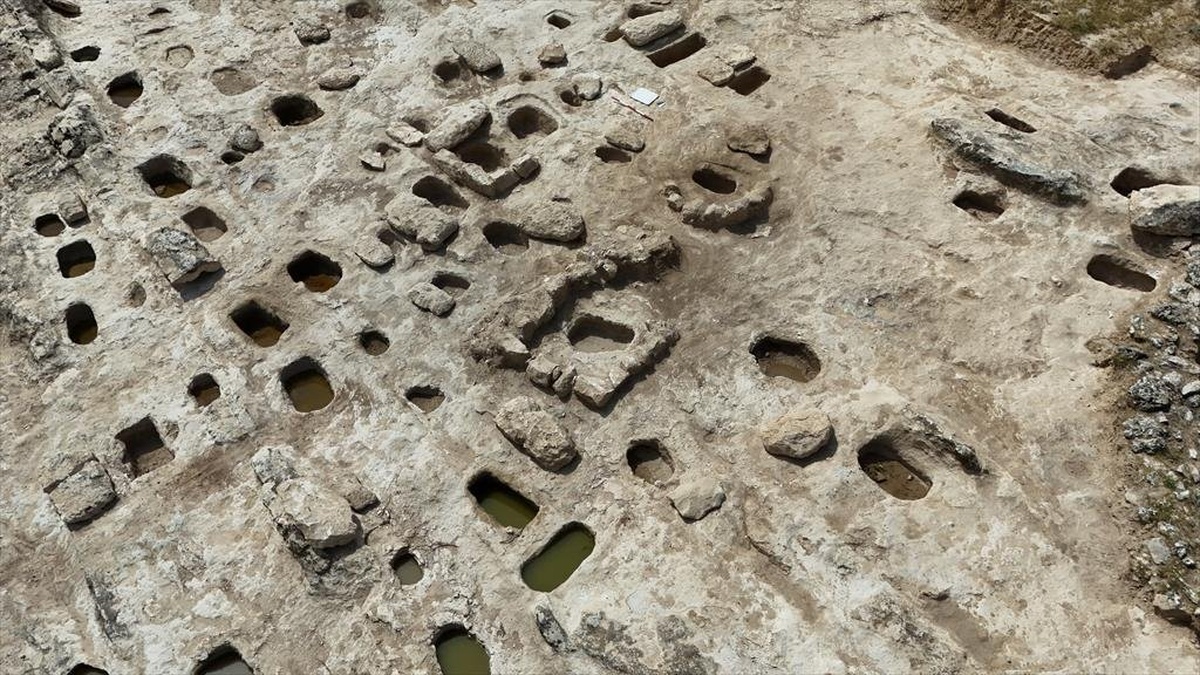 Hasankeyf'te 2300 Yıllık 79 Kaya Mezar Bulundu: 26 Tarihi Eser Sergiye Konuldu