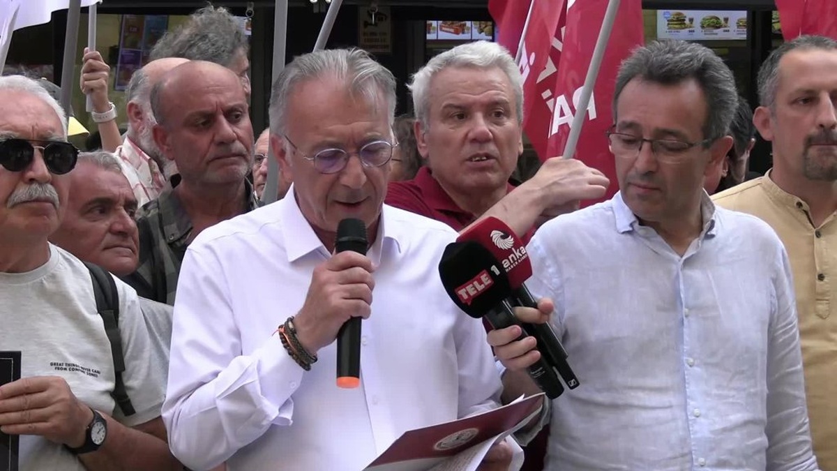 İzmir'de İsrail'in Gazze Saldırılarını Protesto: 'Madleen Gemisi'ne Tepki