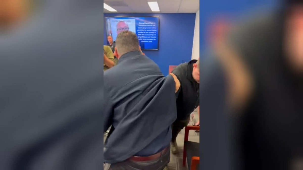 Los Angeles'ta senatör Padilla polis tarafından kelepçelendi