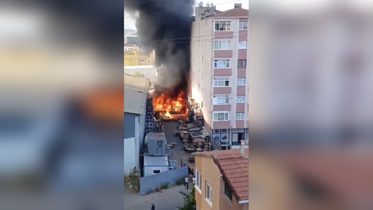 Ataşehir'de istiflenen malzemelerde yangın: Ölü ya da yaralı yok