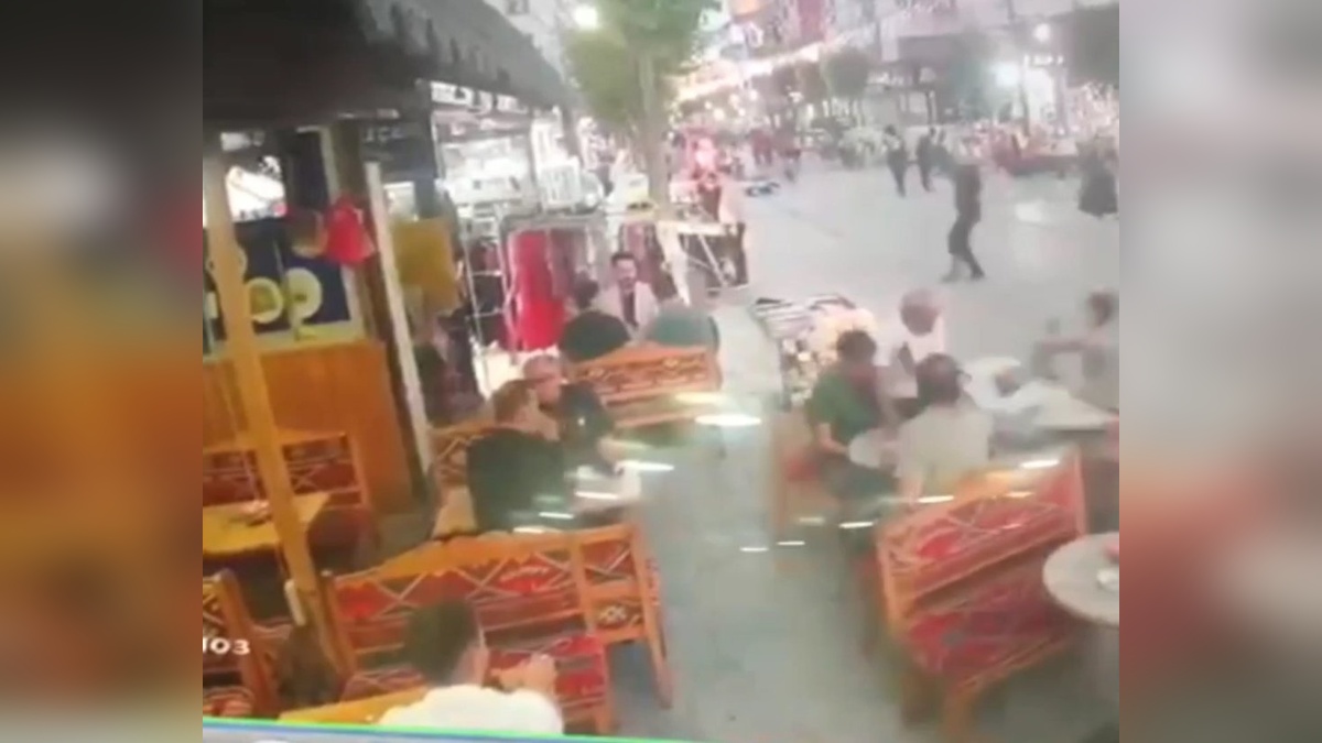 Gaziosmanpaşa'da motosiklet kafeteryaya girdi