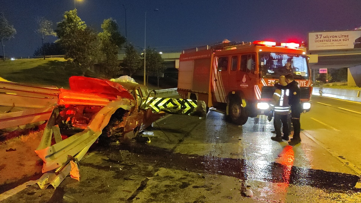 İstanbul Bayrampaşa'da otomobil bariyere çarptı: Sürücü yaralandı