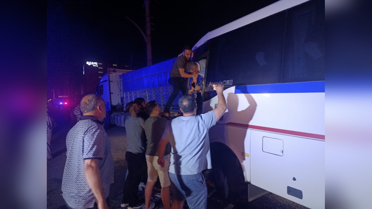 Turgutlu'da işçi minibüsü TIR'a çarptı: 20 yaralı