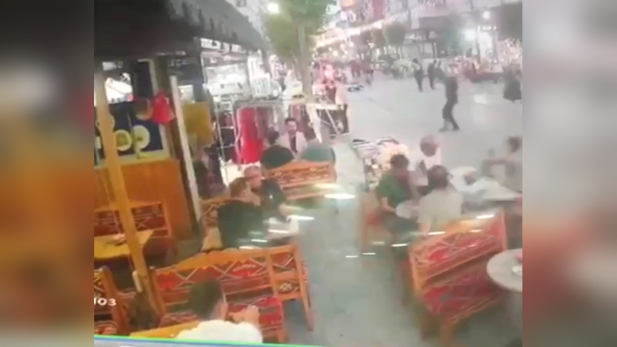 Gaziosmanpaşa'da motosiklet kafeteryaya girdi
