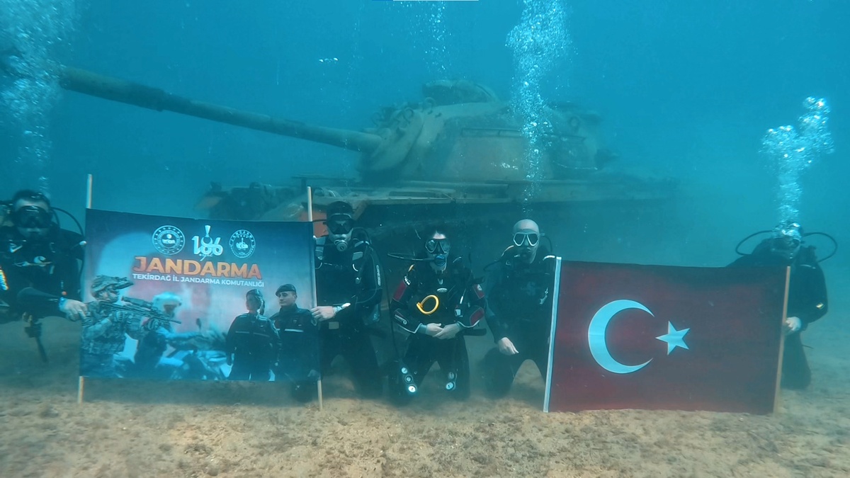 Saros Körfezi'nde jandarma tank batığına dalış: Su altında bayrak açıldı