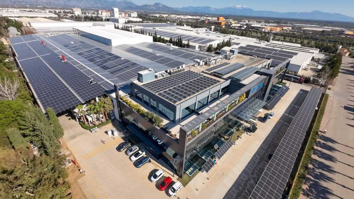 Antalya OSB'de 262 milyon kWh elektrik üretimi: 99 fabrika çatısına GES kuruldu