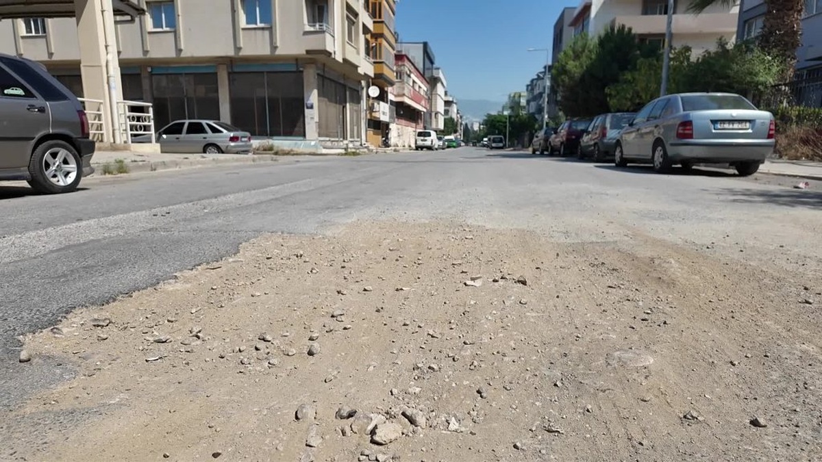 Bornova'da Işıkkent 6086 Sokak'a modern yol ve kaldırım düzenlemesi