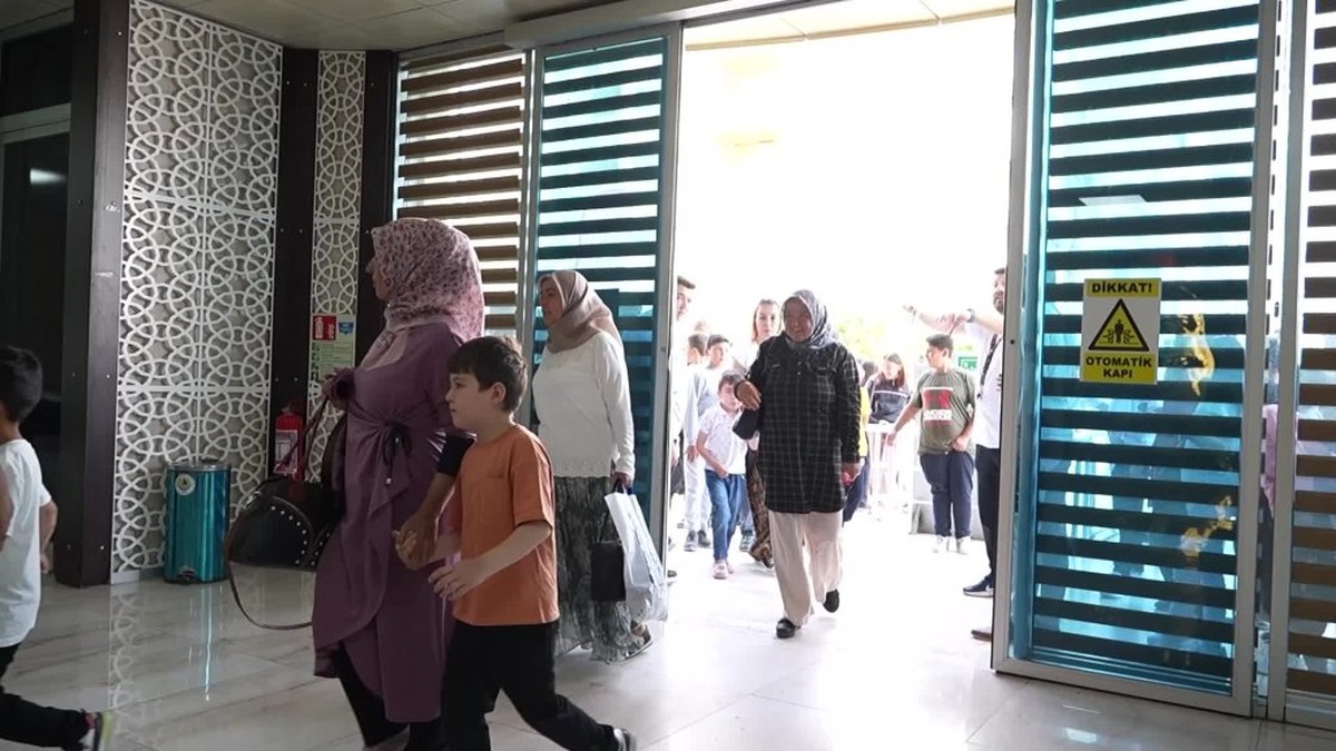 Mersin'de bin 200 öğrenciye 'İki Bavul Dolusu' oyunu