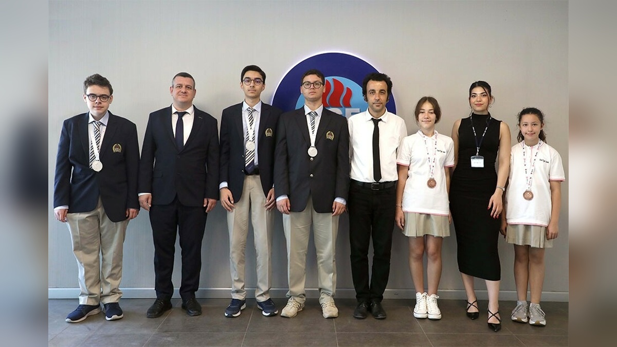 Özel Ege Lisesi'nden TÜBİTAK'ta 3 Türkiye derecesi
