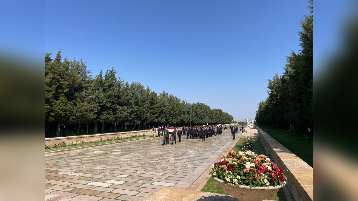 İçişleri Bakan Yardımcısı Aktaş ve Jandarma Genel Komutanı Çardakcı, Anıtkabir'i ziyaret etti